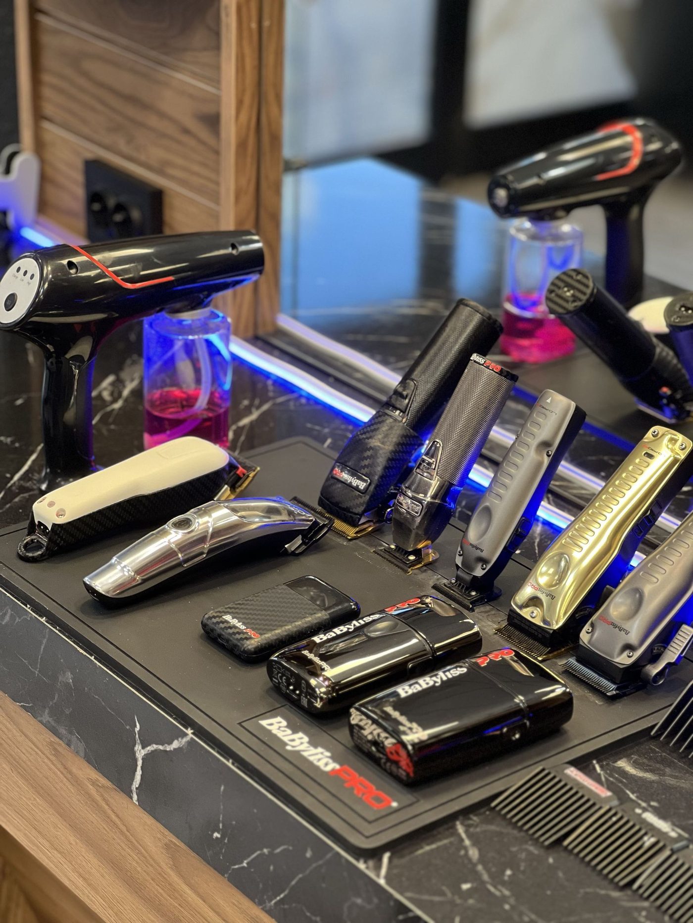 Máquinas, cortapelos y perfiladoras BaByliss PRO sobre la encimera del salón