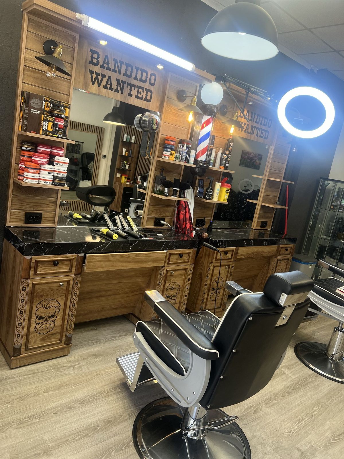 Tocadores de barbería con encimera de mármol negro en AG Beauty Salon